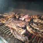 Carne de burro em tábua de madeira, cortes prontos para consumo, culinária argentina alternativa.