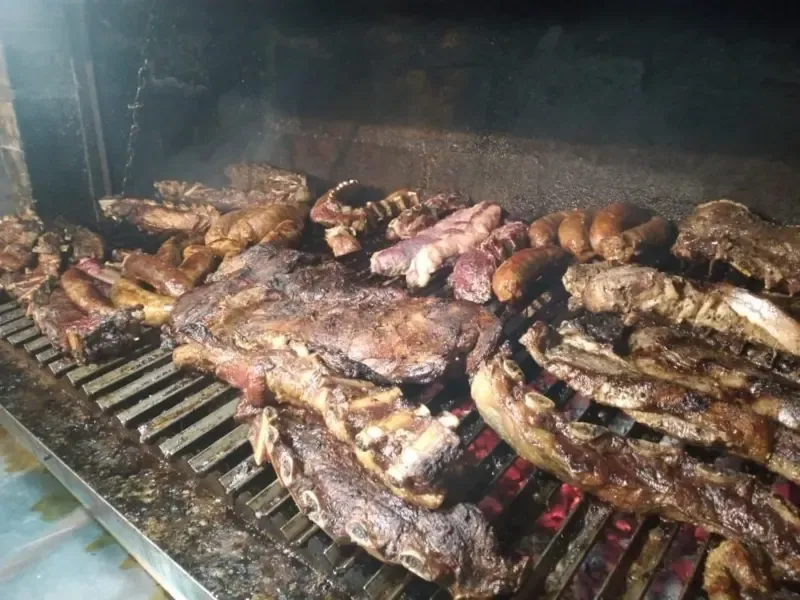Carne de burro em tábua de madeira, cortes prontos para consumo, culinária argentina alternativa.