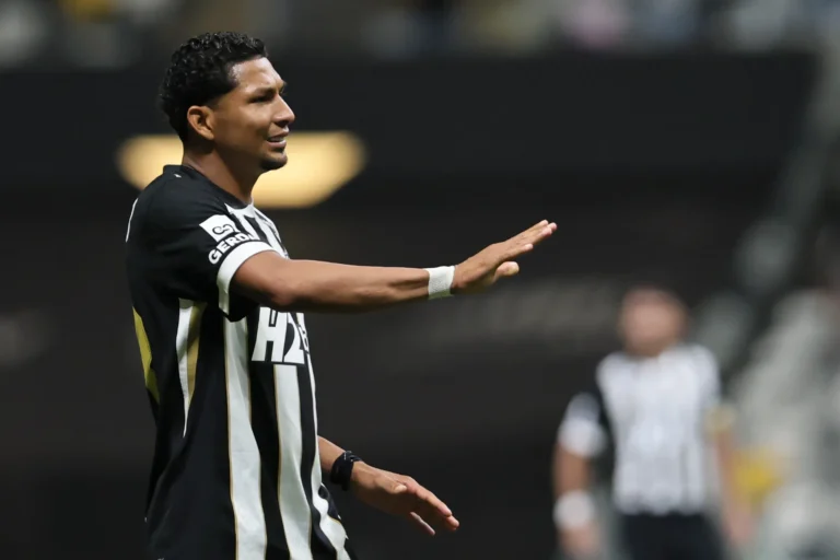 Rony, atacante, em campo, reencontro, Atlético-MG, Santos, futebol, jogador