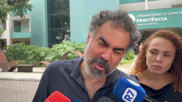 Vinicius Antunes no enterro após acidente com bike elétrica