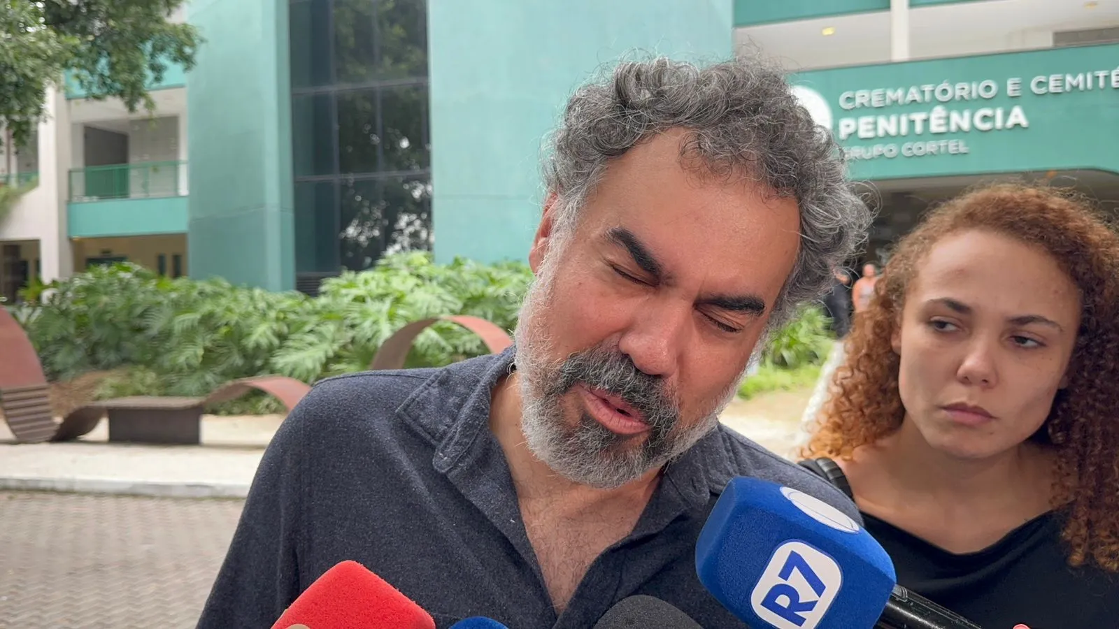 Vinicius Antunes no enterro após acidente com bike elétrica