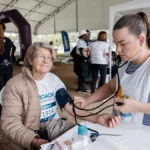 Mulheres em sala de pesquisa qualitativa debatendo a relevância da saúde para suas decisões de voto em campanhas políticas.