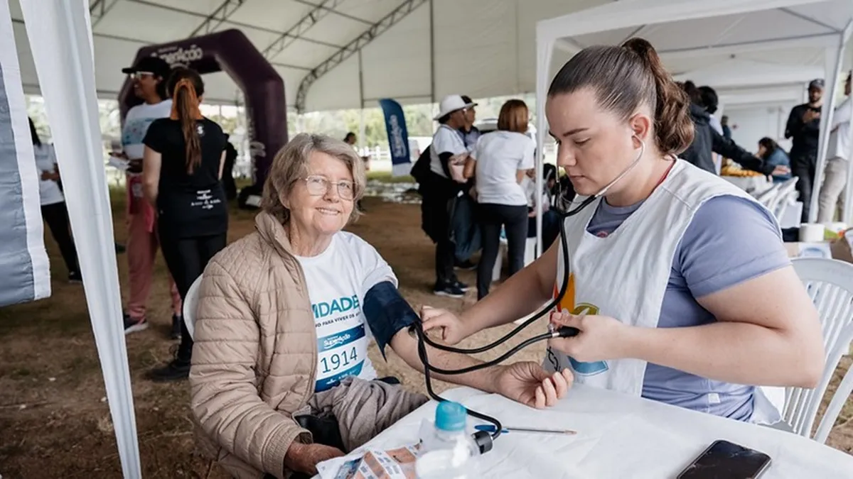 Mulheres em sala de pesquisa qualitativa debatendo a relevância da saúde para suas decisões de voto em campanhas políticas.