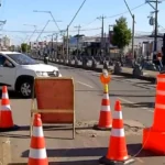 Obra na Avenida 28 de Março em Campos dos Goytacazes com impacto no trânsito e sinalização.