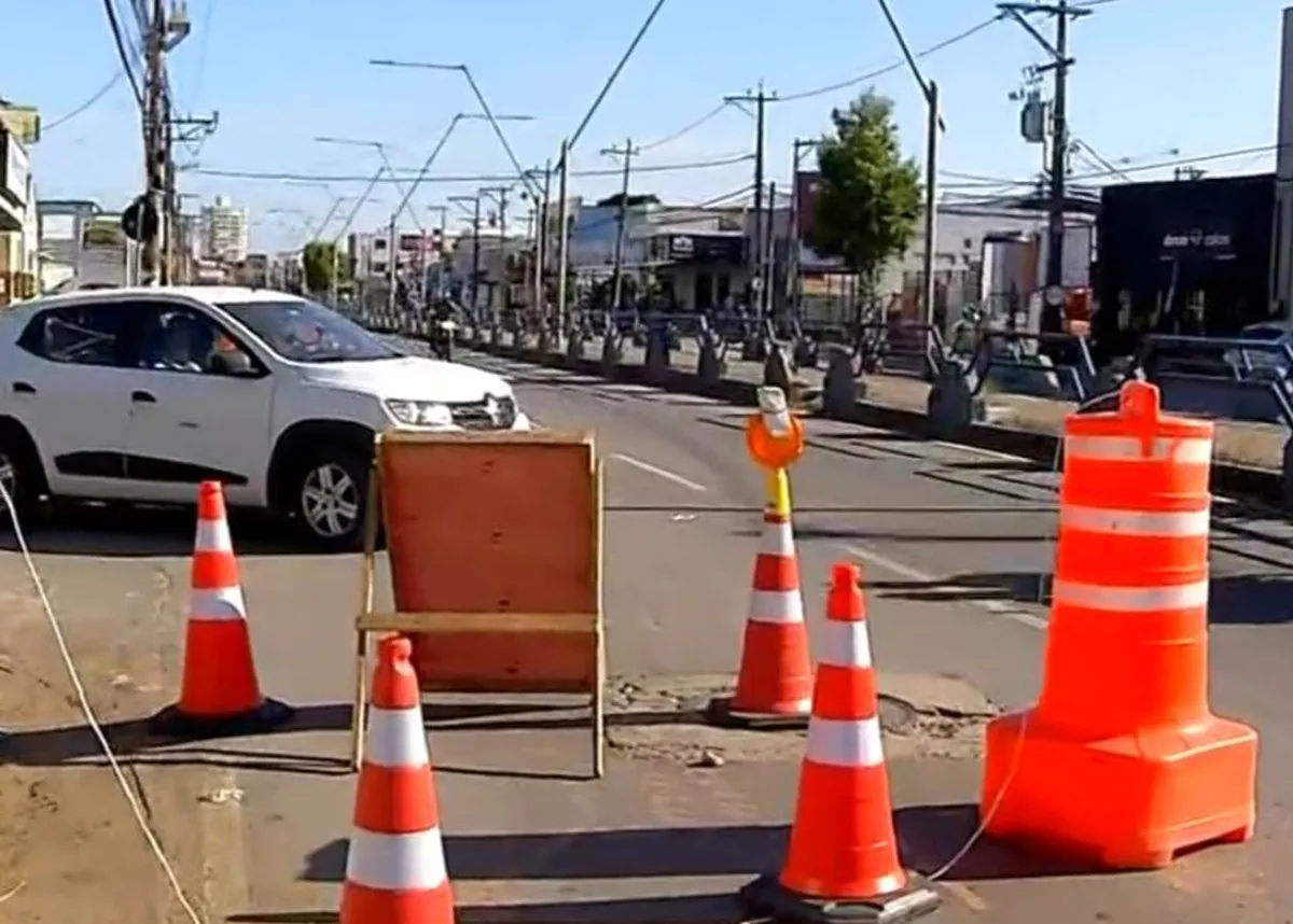 Obra na Avenida 28 de Março em Campos dos Goytacazes com impacto no trânsito e sinalização.