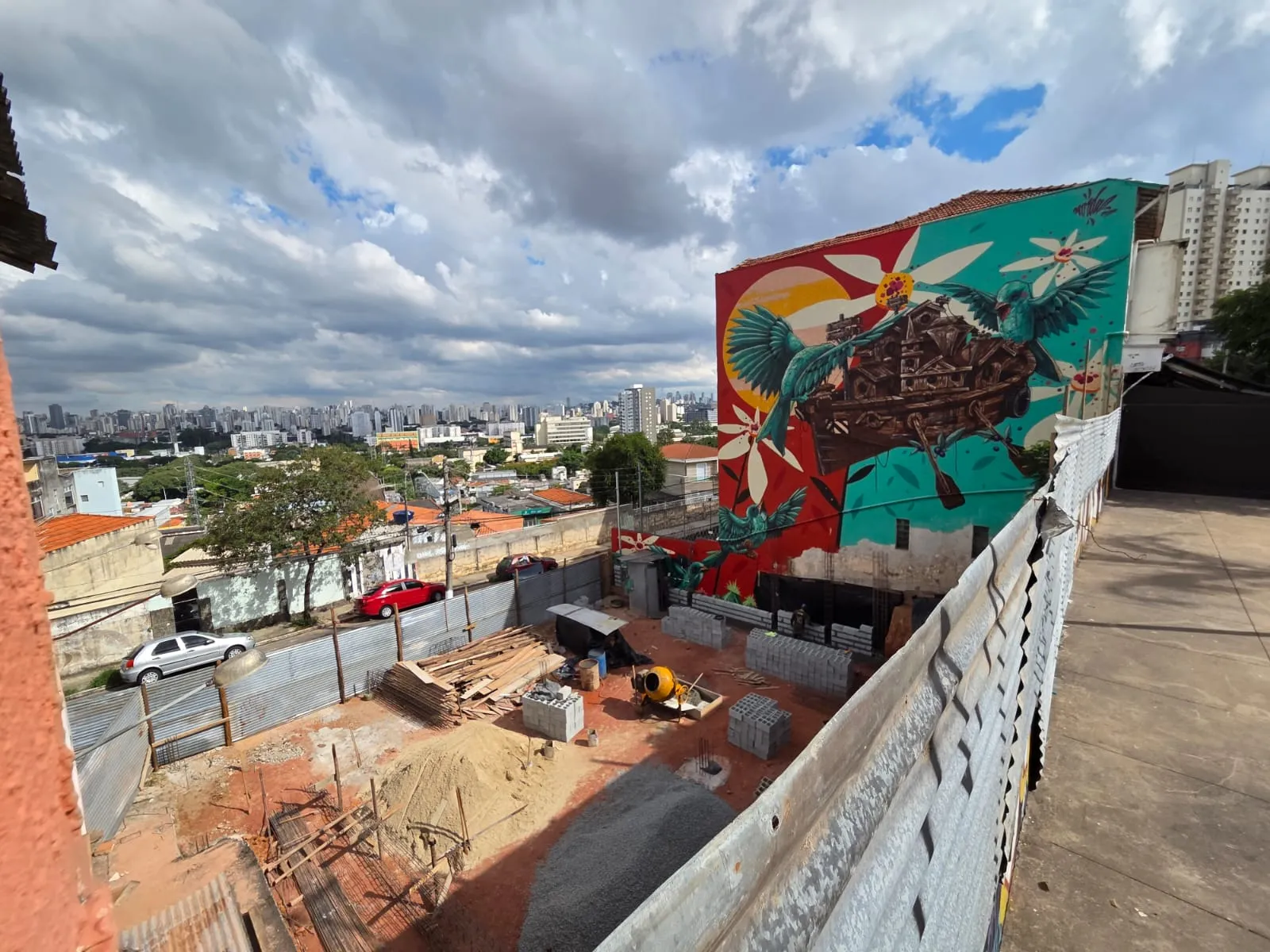 Mirante na Freguesia do Ó com tapumes de obra irregular