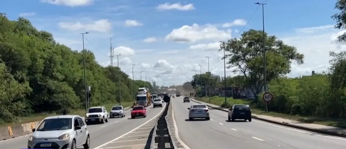 Obras na BR-101 no Norte Fluminense, com foco em recuperação de asfalto, instalação de nova sinalização e manutenção de ponte, impactando positivamente a mobilidade.