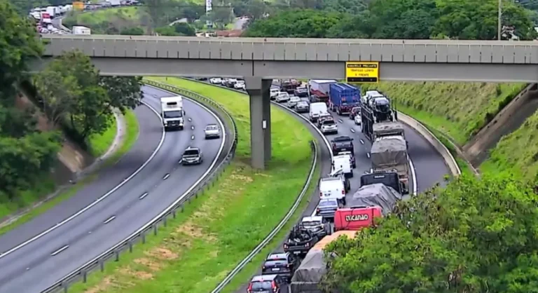 Máquinas trabalhando na construção da terceira faixa do Anel Viário Magalhães Teixeira em Campinas, com viadutos ao fundo.
