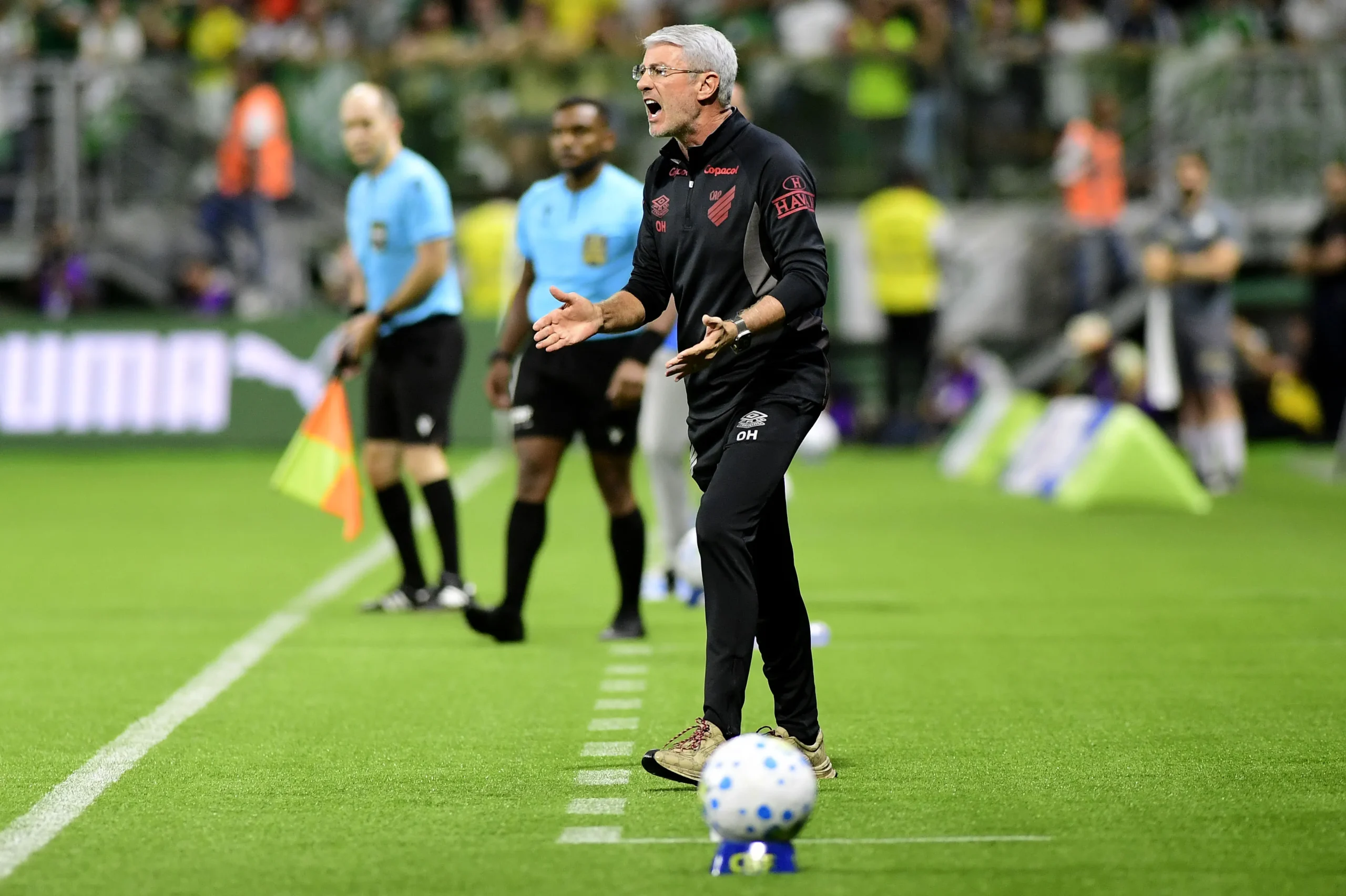Odair Hellmann técnico Athletico Palmeiras arbitragem jogo