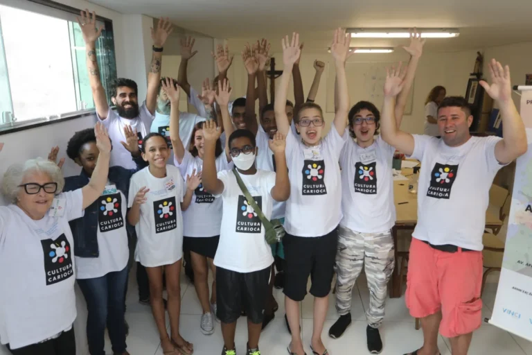 Grupo de jovens de comunidades do Rio aprendendo a filmar em oficina de cinema gratuita