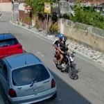 Criminosos em moto fugindo após assalto no Complexo do Alemão, Rio de Janeiro