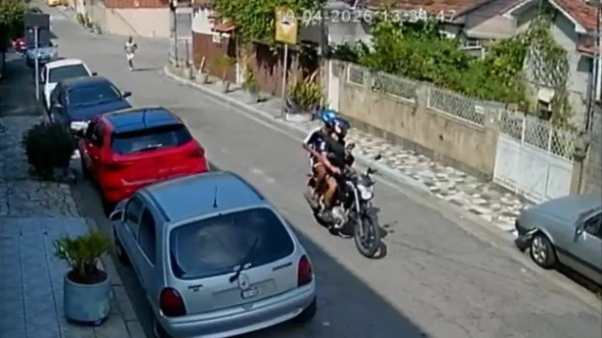 Criminosos em moto fugindo após assalto no Complexo do Alemão, Rio de Janeiro