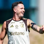 Saúl, jogador do Flamengo, em treino, vestindo uniforme rubro-negro.