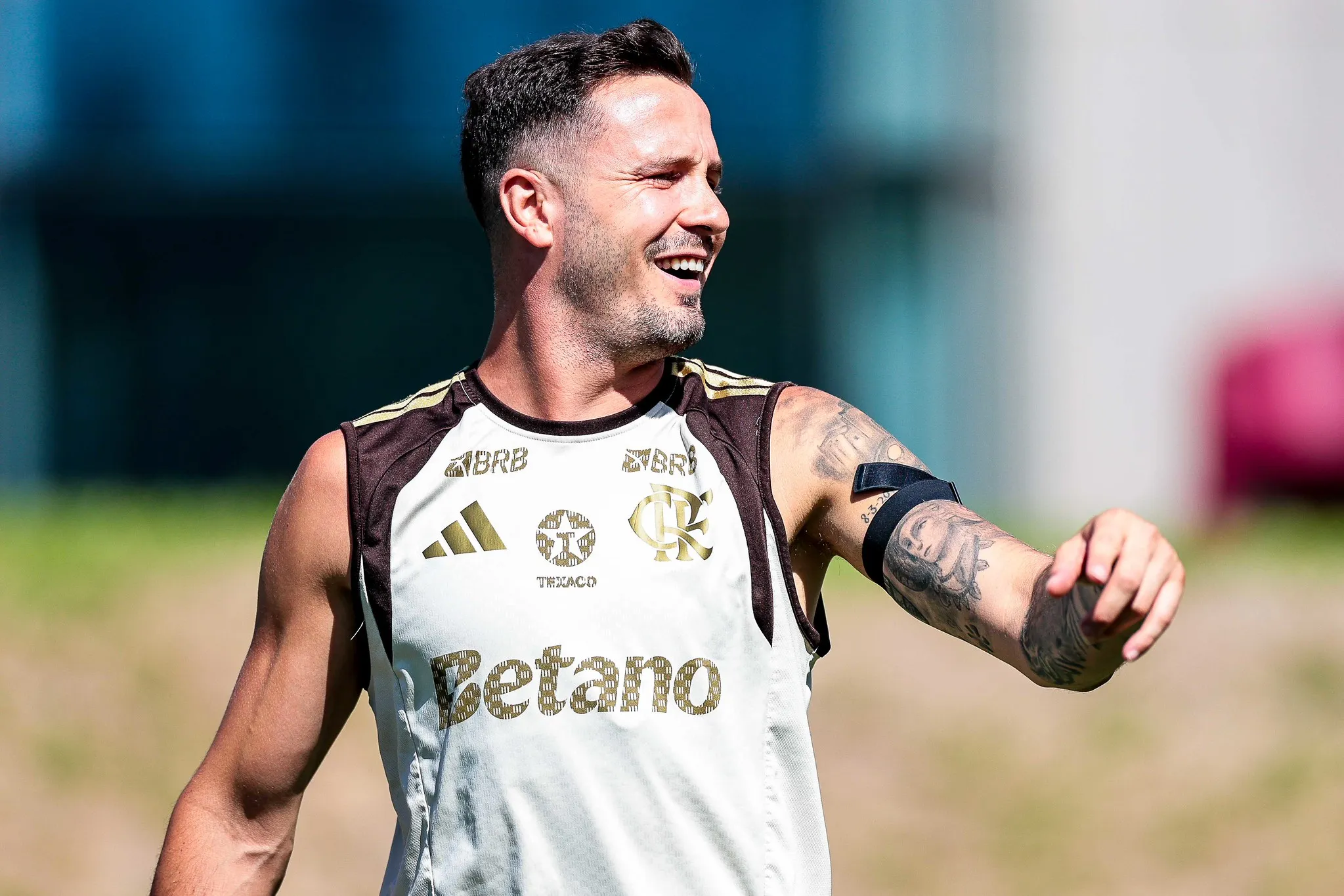 Saúl, jogador do Flamengo, em treino, vestindo uniforme rubro-negro.