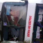 Ônibus capotado na BR-267 em Caxambu com equipes de resgate