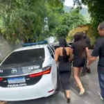 Mulheres e homens sendo presos na Operação Cartão Fantasma por fraudes bancárias eletrônicas em Araruama