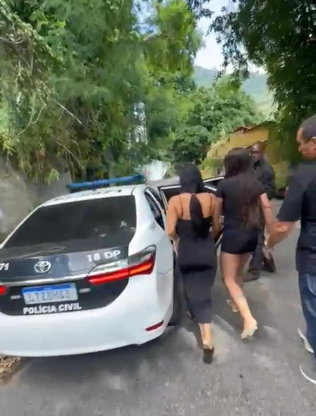 Mulheres e homens sendo presos na Operação Cartão Fantasma por fraudes bancárias eletrônicas em Araruama