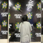 Operação em Cabo Frio contra o tráfico de drogas, com policiais e viaturas.