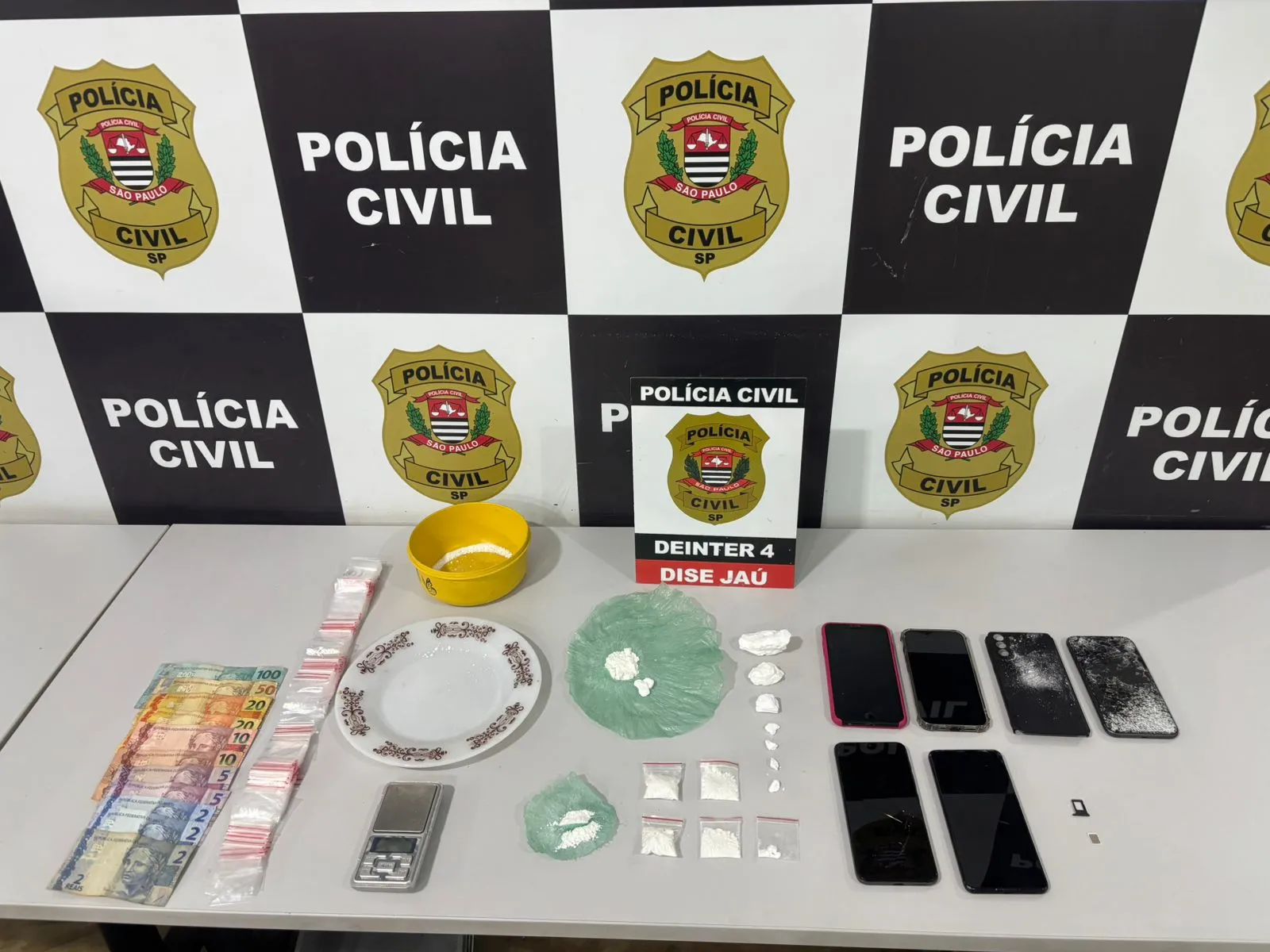 Agentes da Dise de Jaú apreendem entorpecentes e aparelhos celulares em operação contra o tráfico de drogas via Pix.