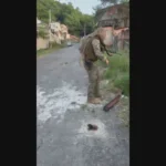Policiais militares em patrulhamento durante operação em favela do Rio de Janeiro