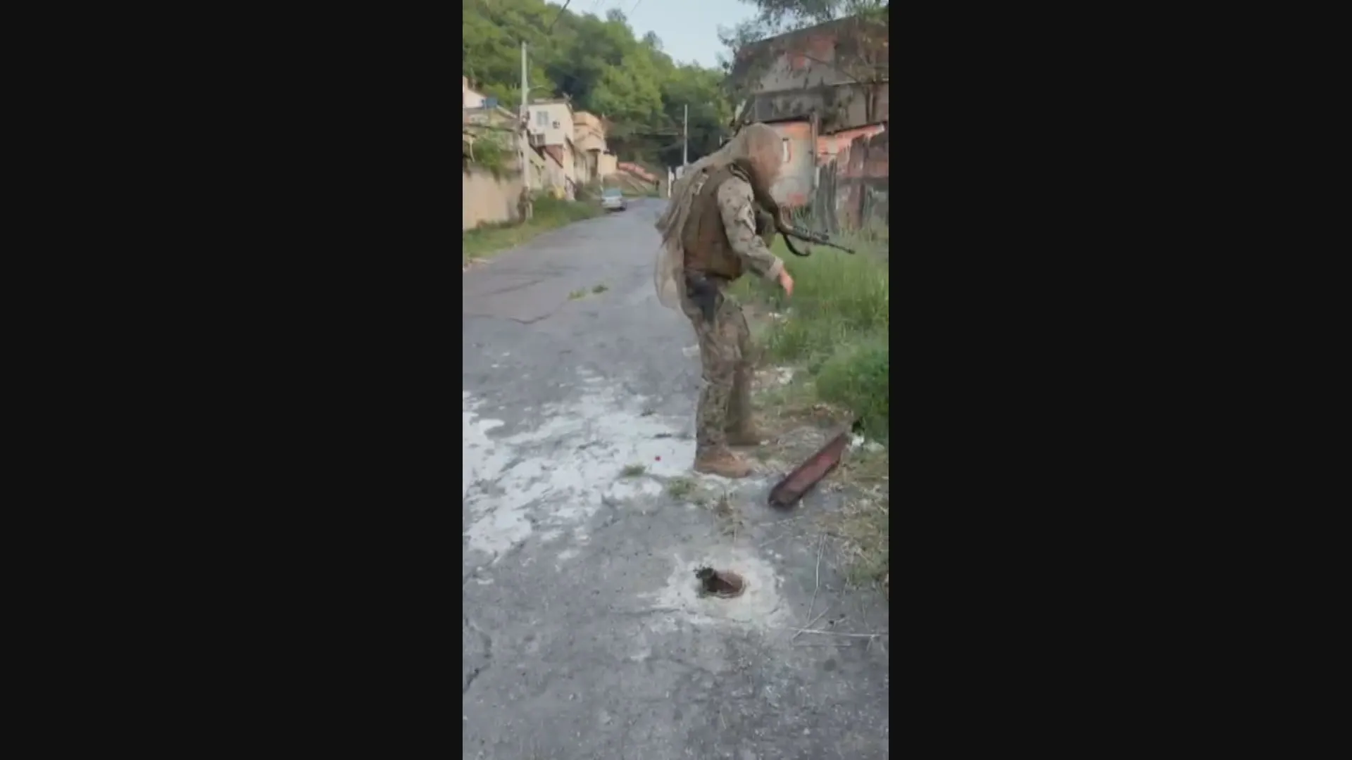 Policiais militares em patrulhamento durante operação em favela do Rio de Janeiro