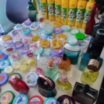 Mesa com sabonetes, pomadas e perfumes apreendidos em operação de fiscalização em Nova Friburgo