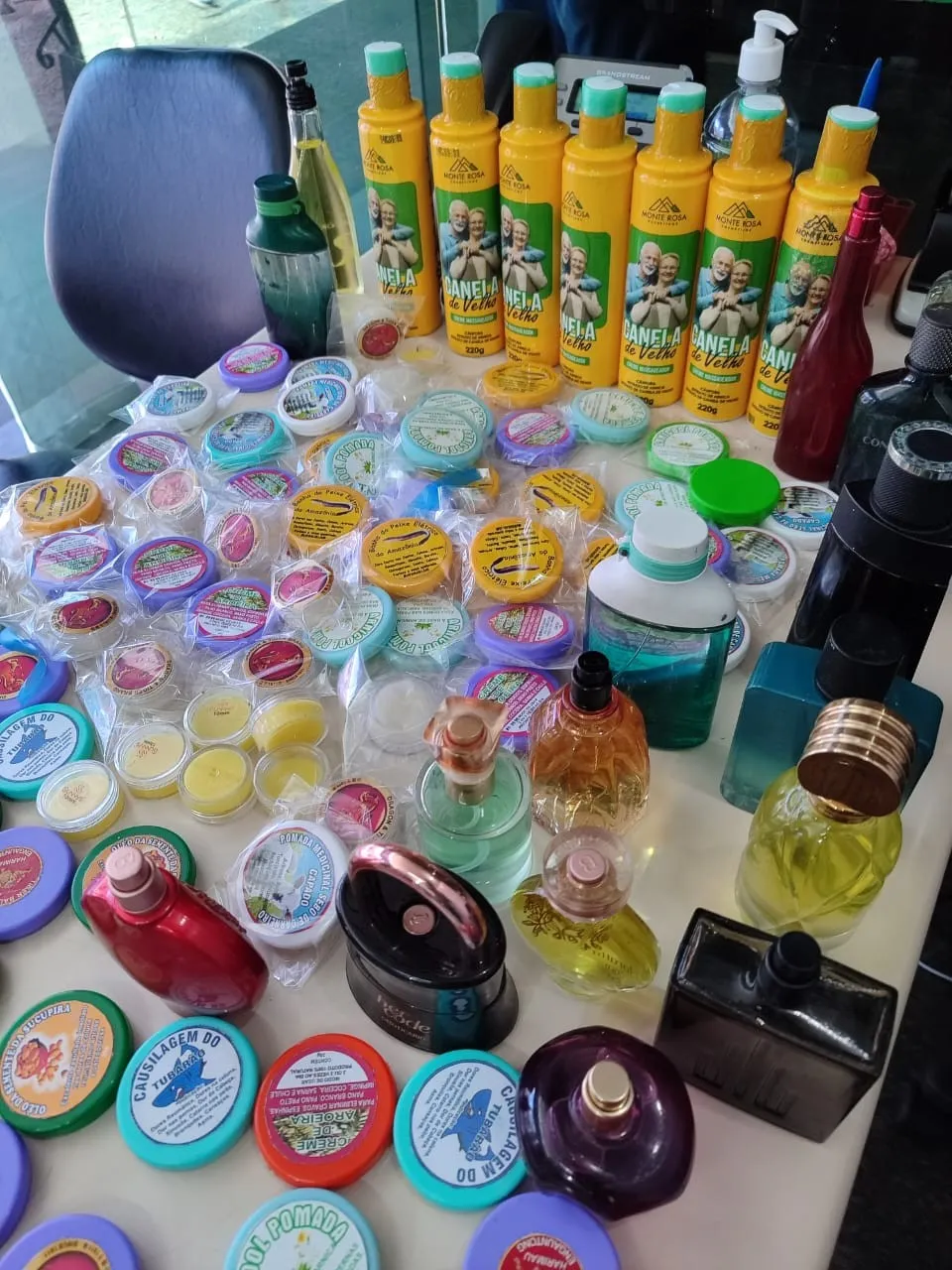 Mesa com sabonetes, pomadas e perfumes apreendidos em operação de fiscalização em Nova Friburgo