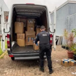 Agentes da Receita Federal e PF em operação contra venda ilegal de eletrônicos