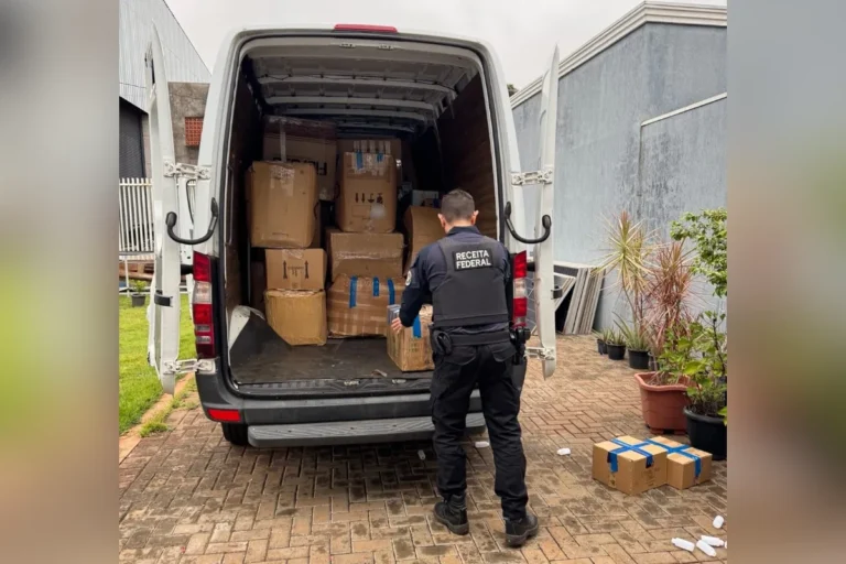 Agentes da Receita Federal e PF em operação contra venda ilegal de eletrônicos