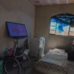 Policiais e assistentes sociais resgatando idosos de abrigo clandestino em São Gonçalo, RJ