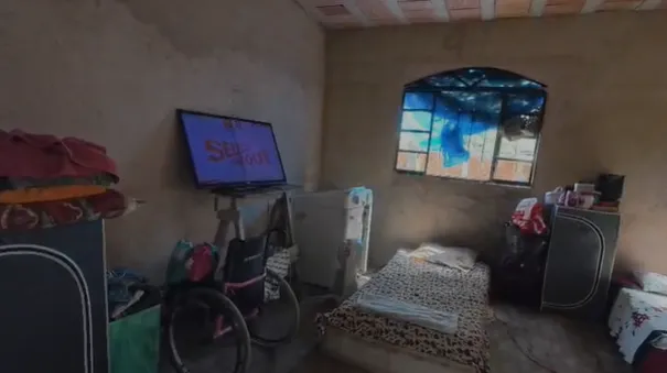 Policiais e assistentes sociais resgatando idosos de abrigo clandestino em São Gonçalo, RJ