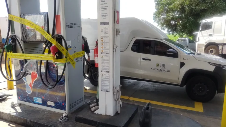 Agentes da Polícia Civil e do Ipem inspecionando bombas de combustível em posto de Pindorama