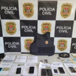 Agentes da Polícia Civil em uma operação de combate ao tráfico de drogas e lavagem de dinheiro no interior de SP.