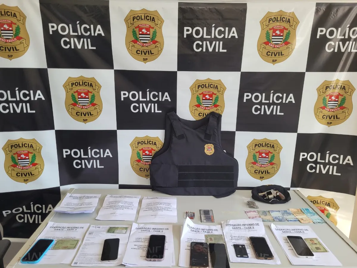 Agentes da Polícia Civil em uma operação de combate ao tráfico de drogas e lavagem de dinheiro no interior de SP.