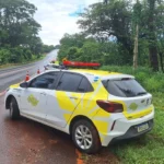 Equipe de sinalização em operação pare e siga na Rio-Santos, Ubatuba
