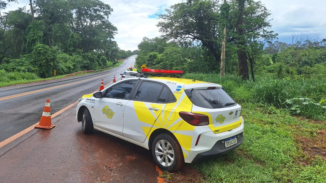 Equipe de sinalização em operação pare e siga na Rio-Santos, Ubatuba