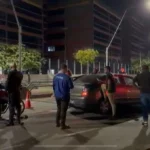 Policiais e guardas municipais em operação de fiscalização de trânsito e remoção de veículos em Campos.