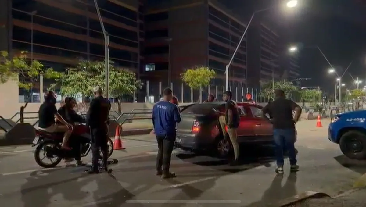 Policiais e guardas municipais em operação de fiscalização de trânsito e remoção de veículos em Campos.