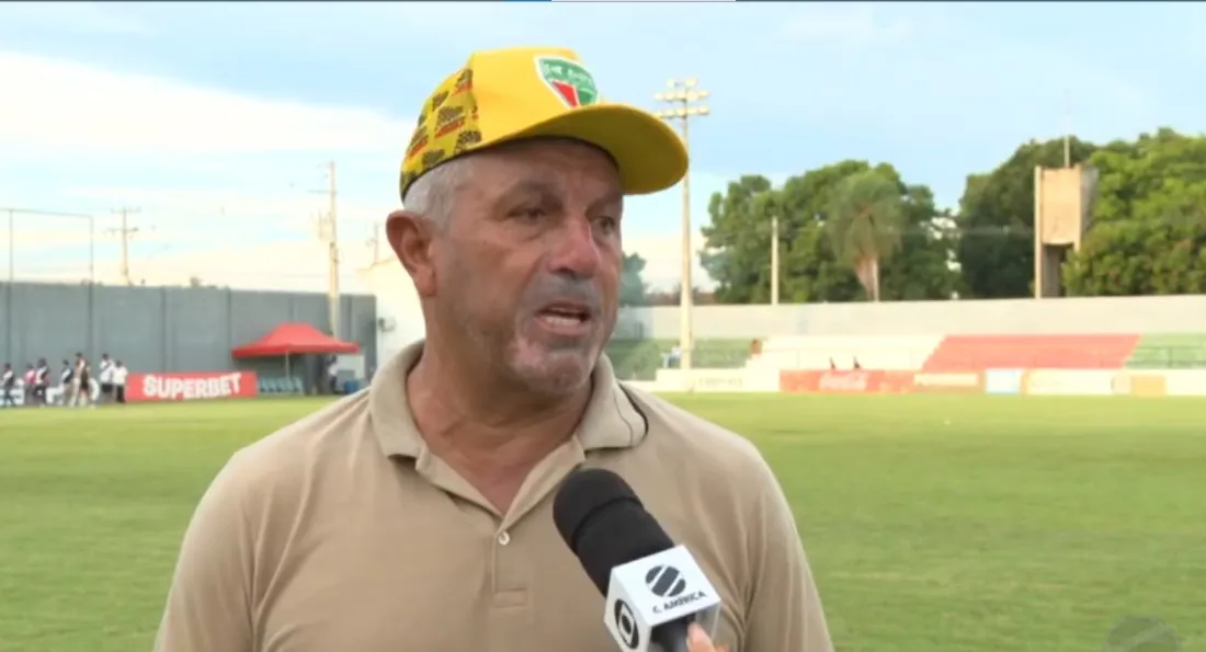 Treinador Gilberto Pereira do Operário VG em dia de jogo