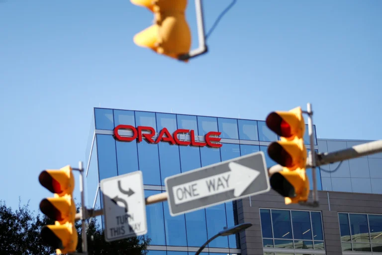 Edifício da Oracle, demissões, investimento em IA, reestruturação tecnológica