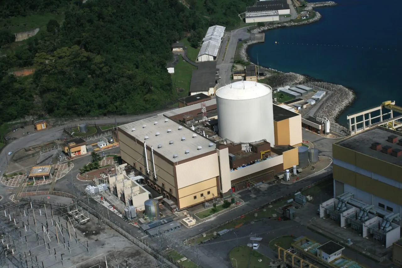 Usinas nucleares Angra 1 e 2, complexo de geração de energia atômica, litoral brasileiro
