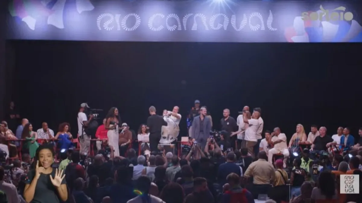 Escola de samba desfilando na Sapucaí no carnaval do Rio de Janeiro 2027