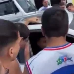 Torcedores da Organizada do Fortaleza cobrando o jogador Mucuri em campo de treino