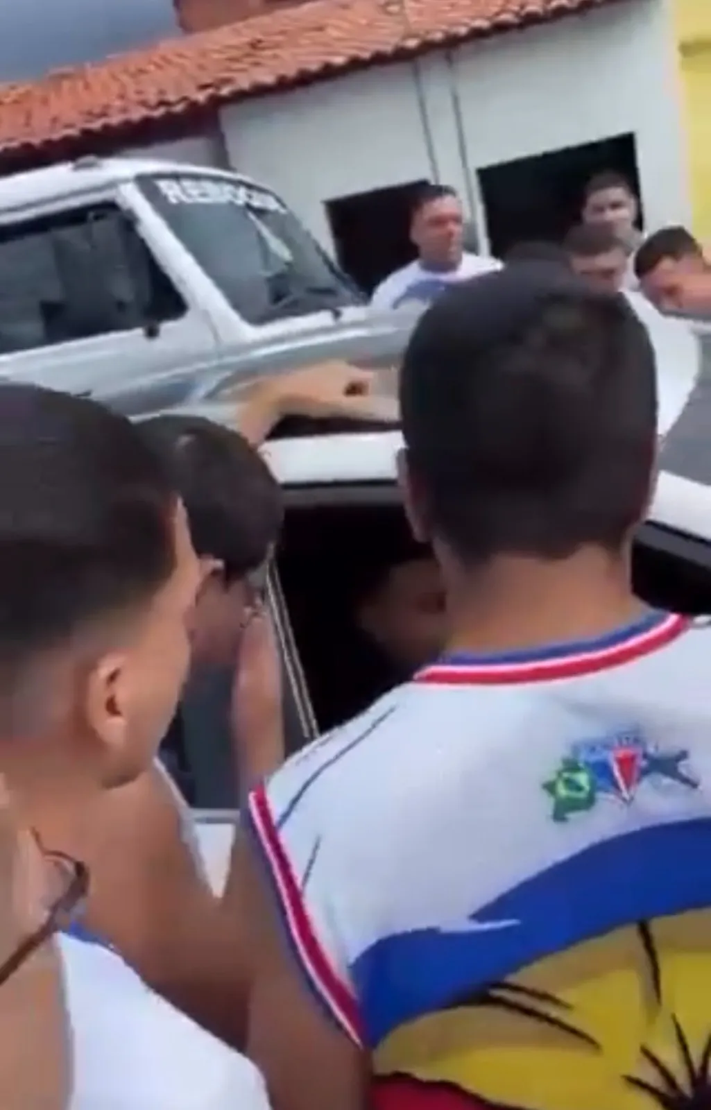 Torcedores da Organizada do Fortaleza cobrando o jogador Mucuri em campo de treino