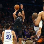 Jogadores do Magic e Suns em quadra disputando a bola nos playoffs da NBA, com torcida ao fundo