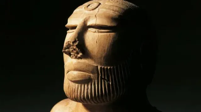 Vista arqueológica de Mohenjo-daro com ruas organizadas e tijolos da civilização do Vale do Indo