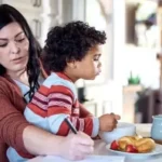 Mulher cansada pensando em tarefas domésticas e planejamento familiar