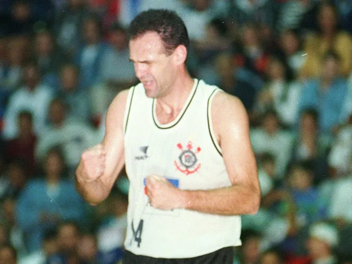Oscar Schmidt com camisa de basquete, com símbolos do Santos e Corinthians ao fundo, representando sua mudança de torcida.