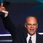 Oscar Schmidt jogando basquete, lenda do basquete brasileiro