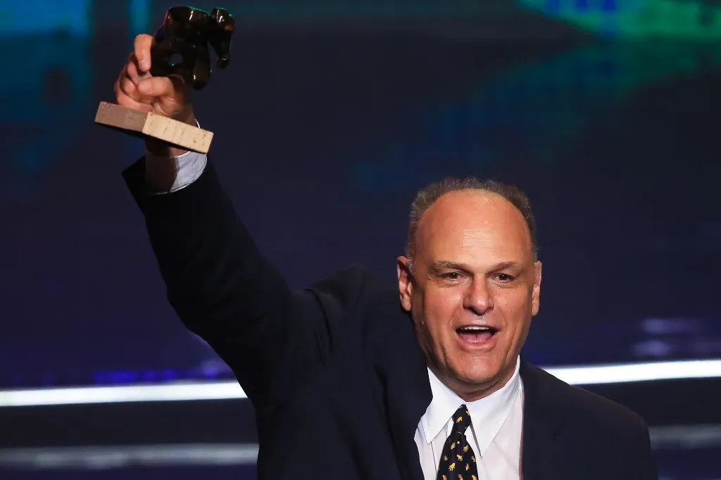 Oscar Schmidt jogando basquete, lenda do basquete brasileiro